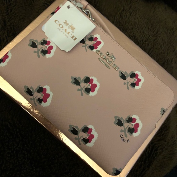FLASH SALE!! NWT Coach Extremely RARE Floral Wristlet!!! - Picture 2 of 5